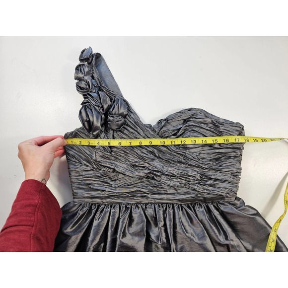 Maggy London Silver Gray Metallic Crinkle Sweetheart Shoulder Rosette Dress 14 ^ - Picture 9 of 9